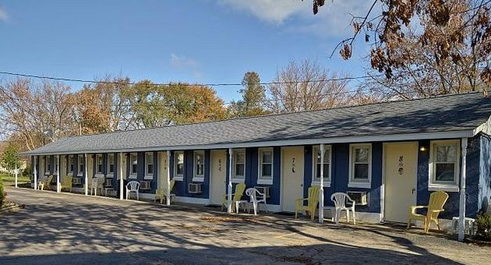 Lakewinds Motel (Lake Winds Motel, Reiferts Colonial Tourist Court)) - Postcard